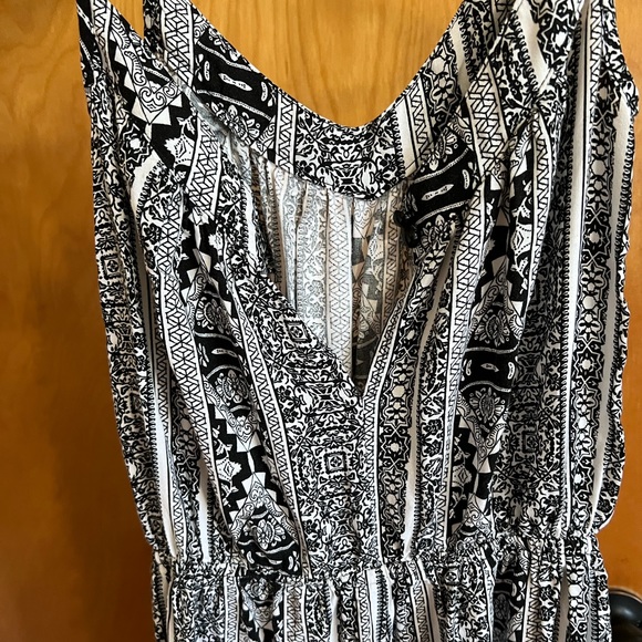 White and black pants romper - Picture 3 of 4